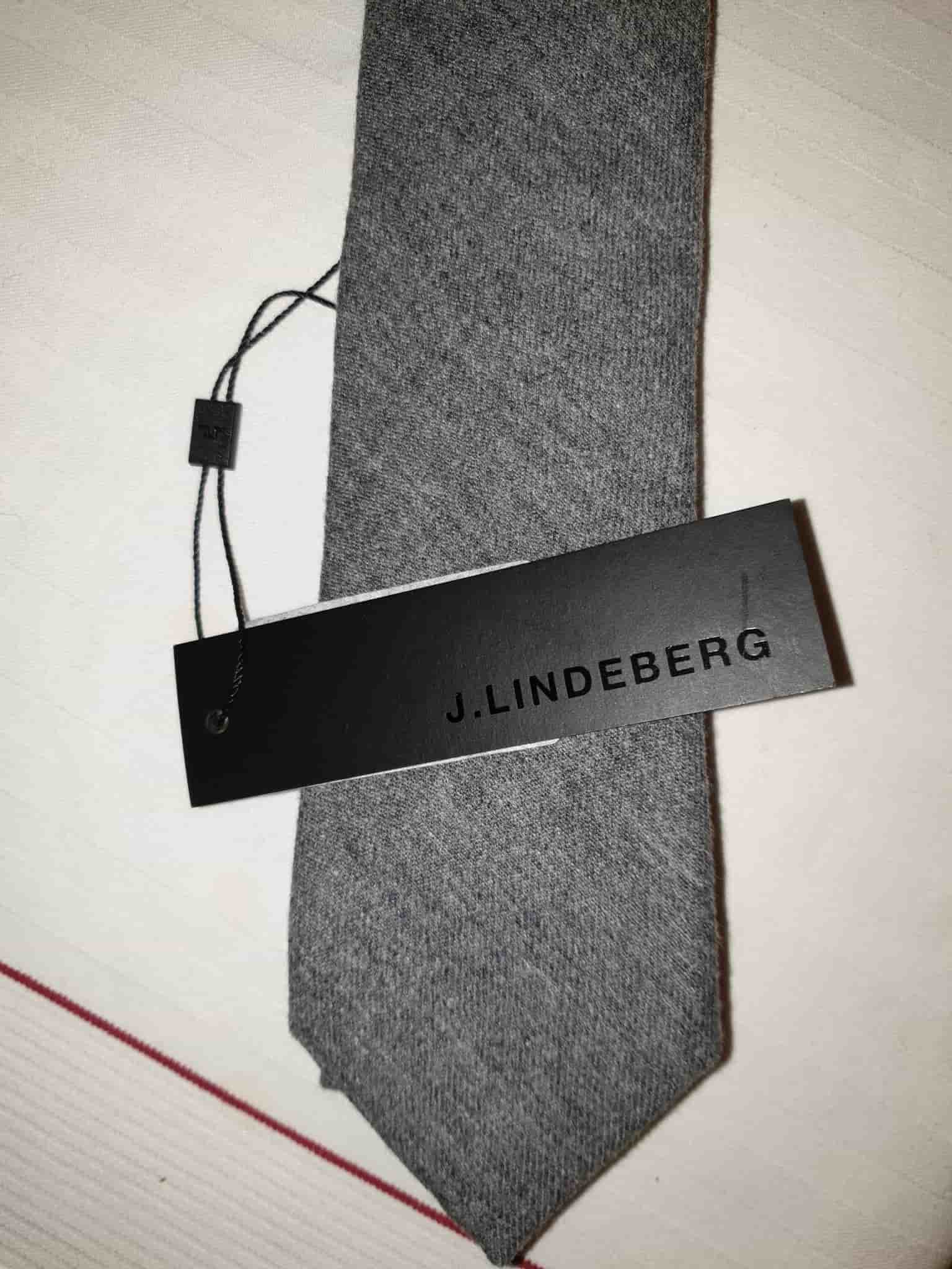 Ny slips Lalle stretch flannel i färgen rhino grey från J. Lindeberg.