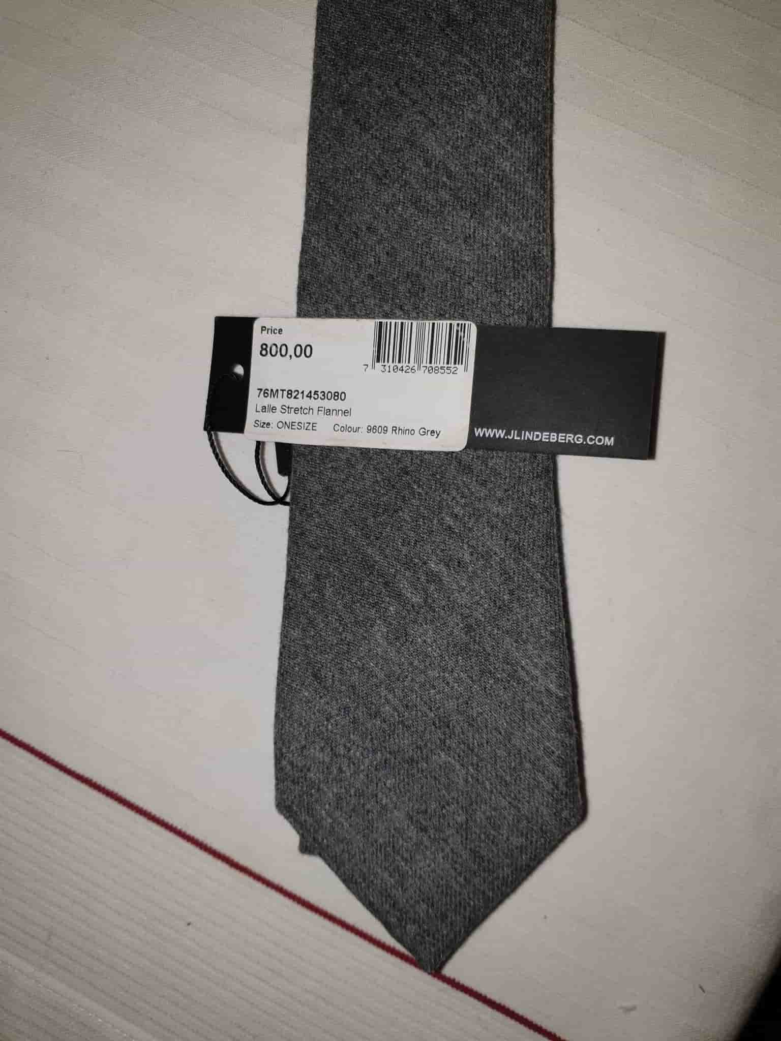 Ny slips Lalle stretch flannel i färgen rhino grey från J. Lindeberg.