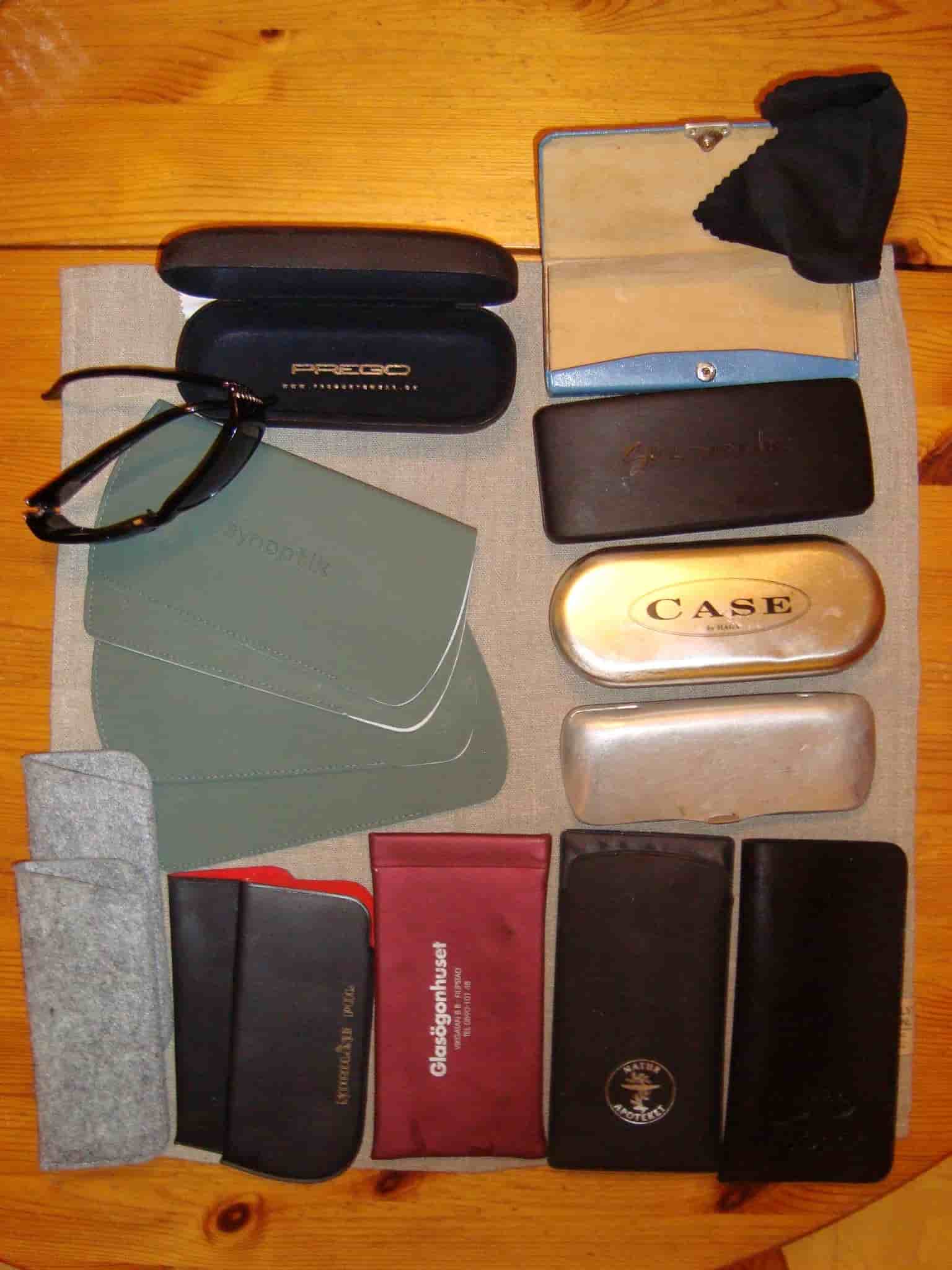 17 st. Glasögonfodral mestadels nya och med spegel.