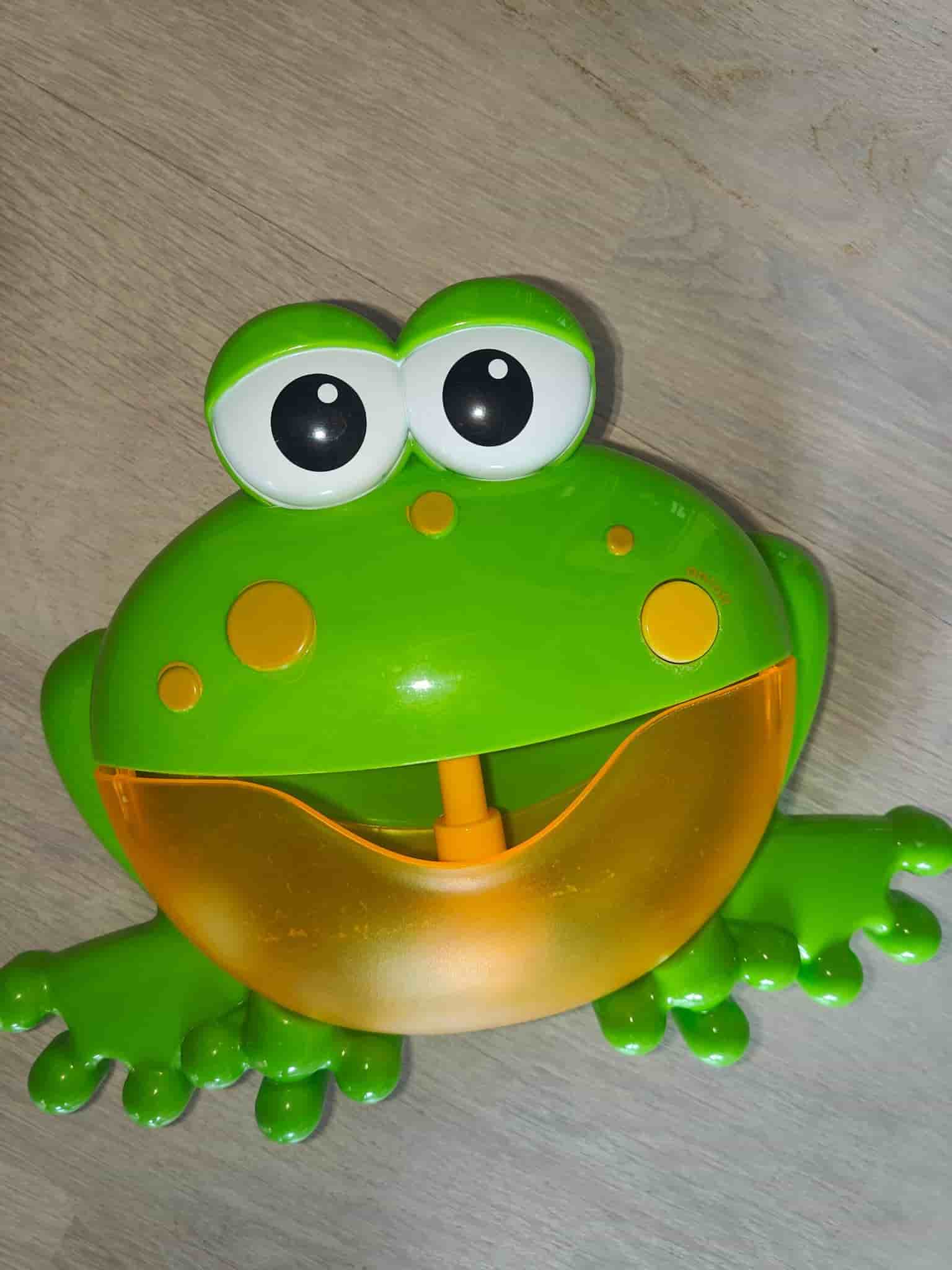 Bubbelmaskin badgroda med bubblor och musik