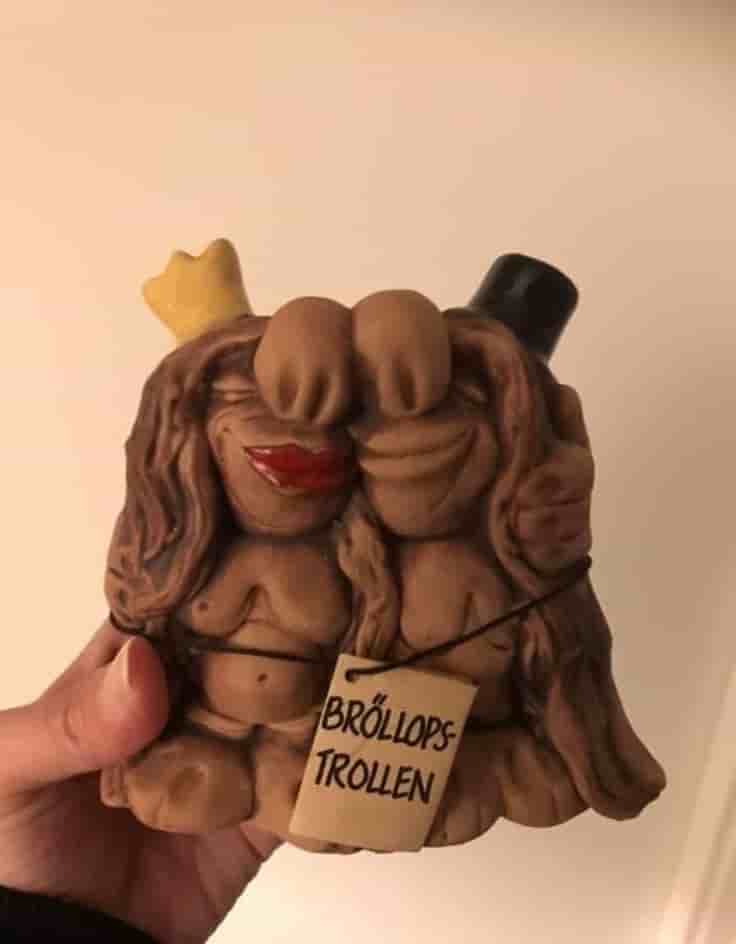 Bröllopstrollen i keramik från designen Bengt Nilsson i kanonskick!Troll.Bröllop