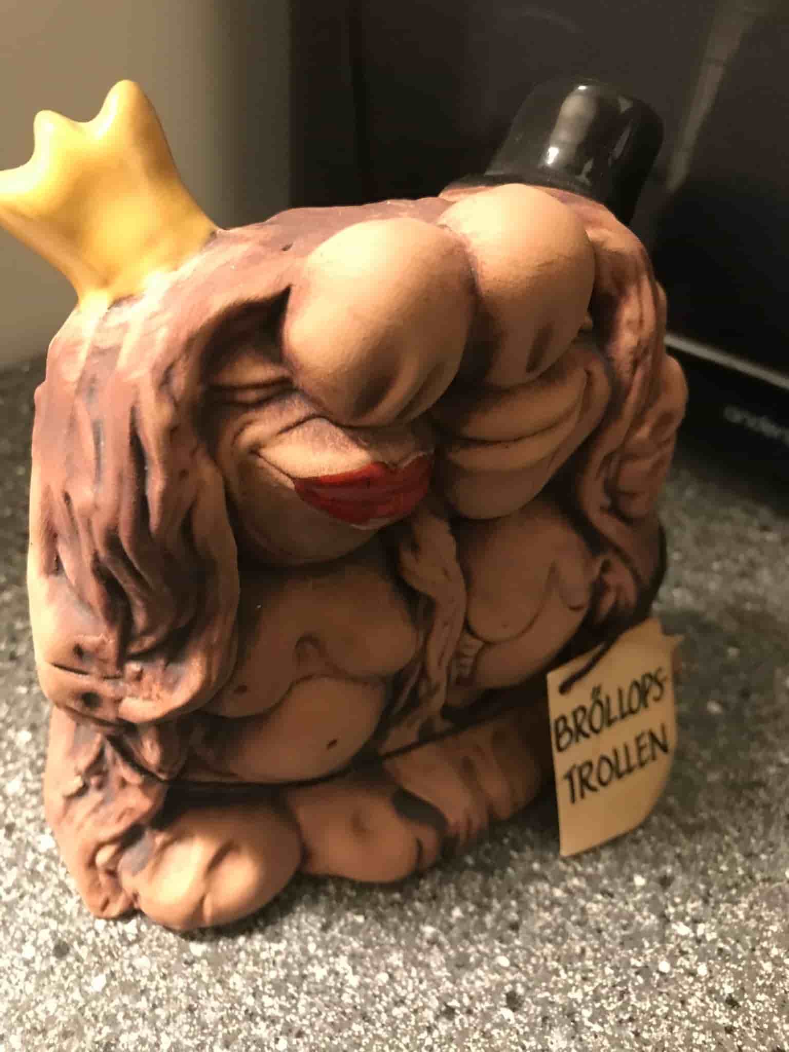 Bröllopstrollen i keramik från designen Bengt Nilsson i kanonskick!Troll.Bröllop
