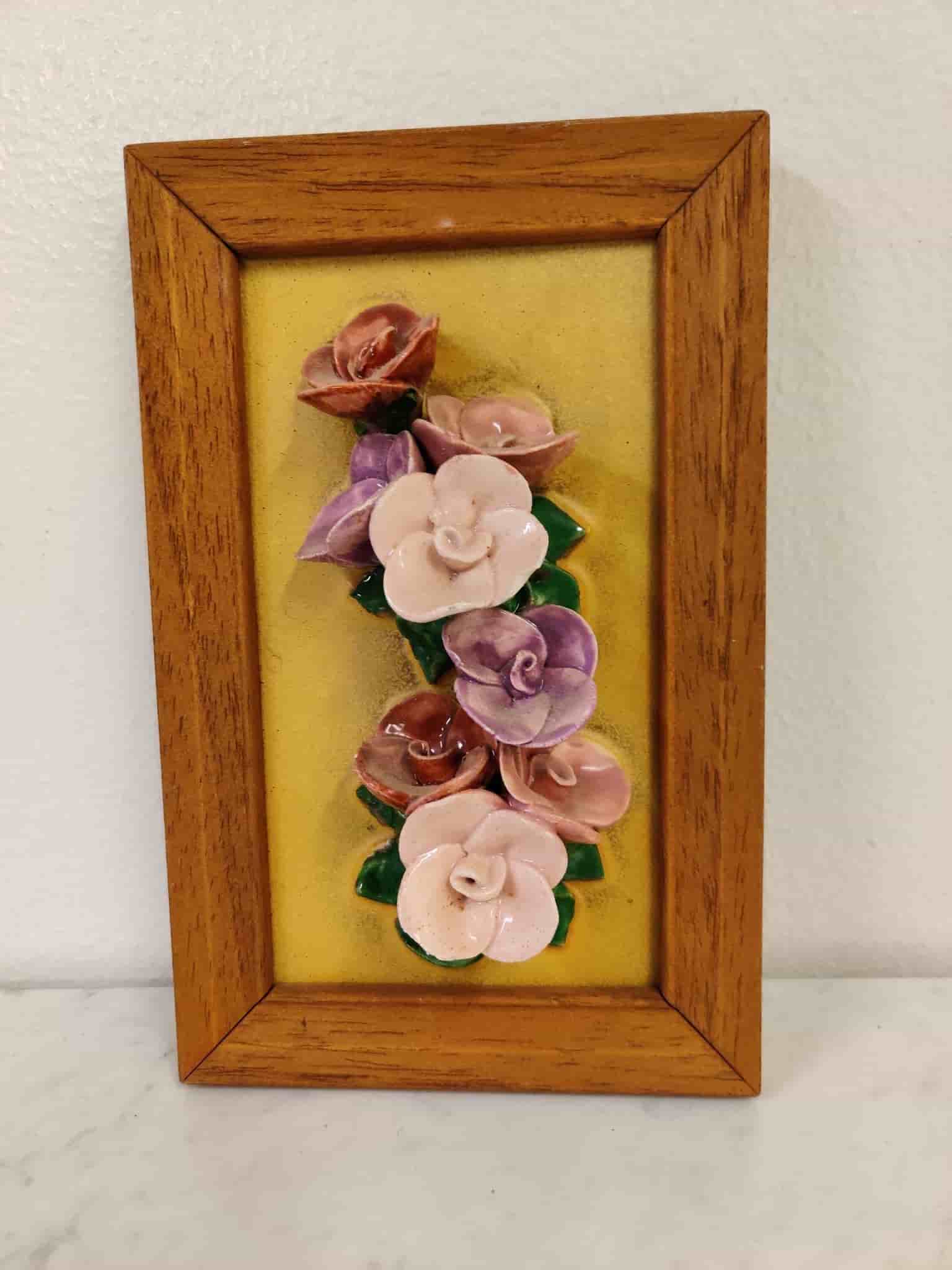 Vintage, retro, liten tavla med fina tredimensionella rosa/lila blommor i ram