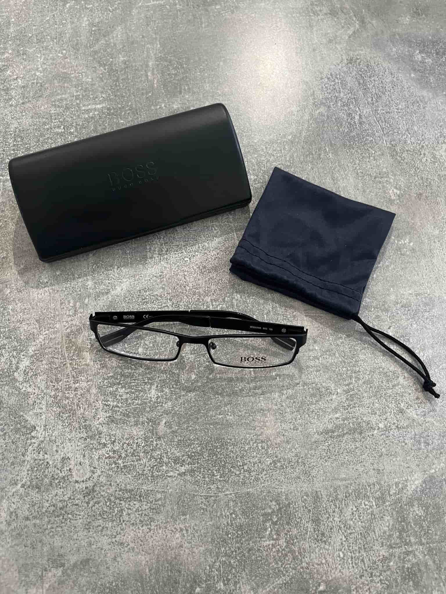 Hugo Boss glasögonbågar i titan med fodral och putsduk