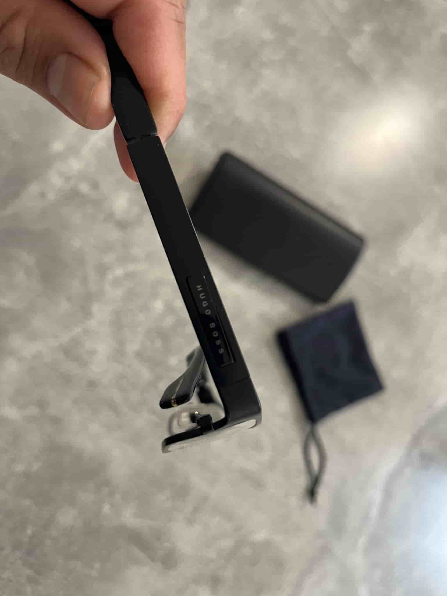 Hugo Boss glasögonbågar i titan med fodral och putsduk