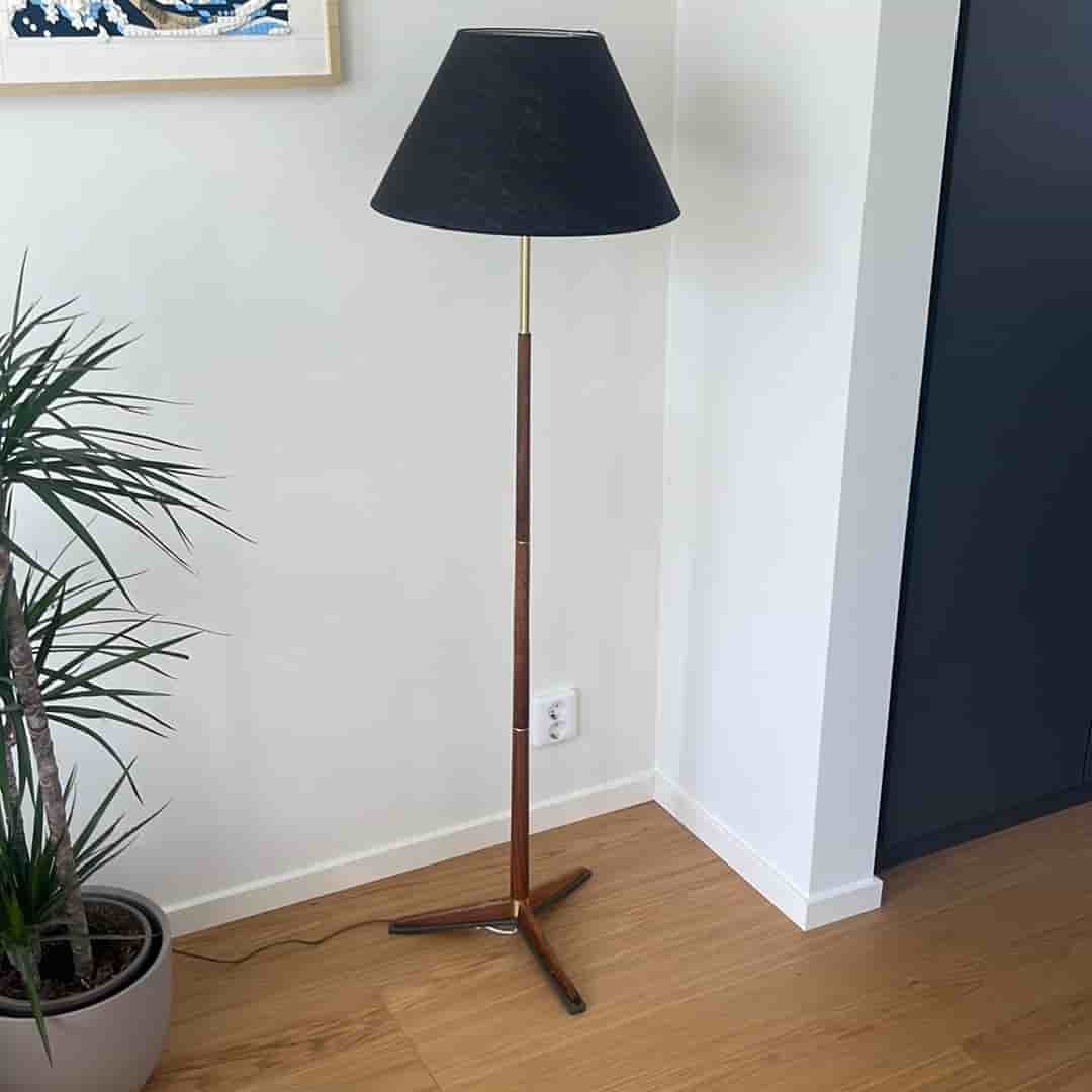 Retro Golvlampa i teak och mässing med svart skärm