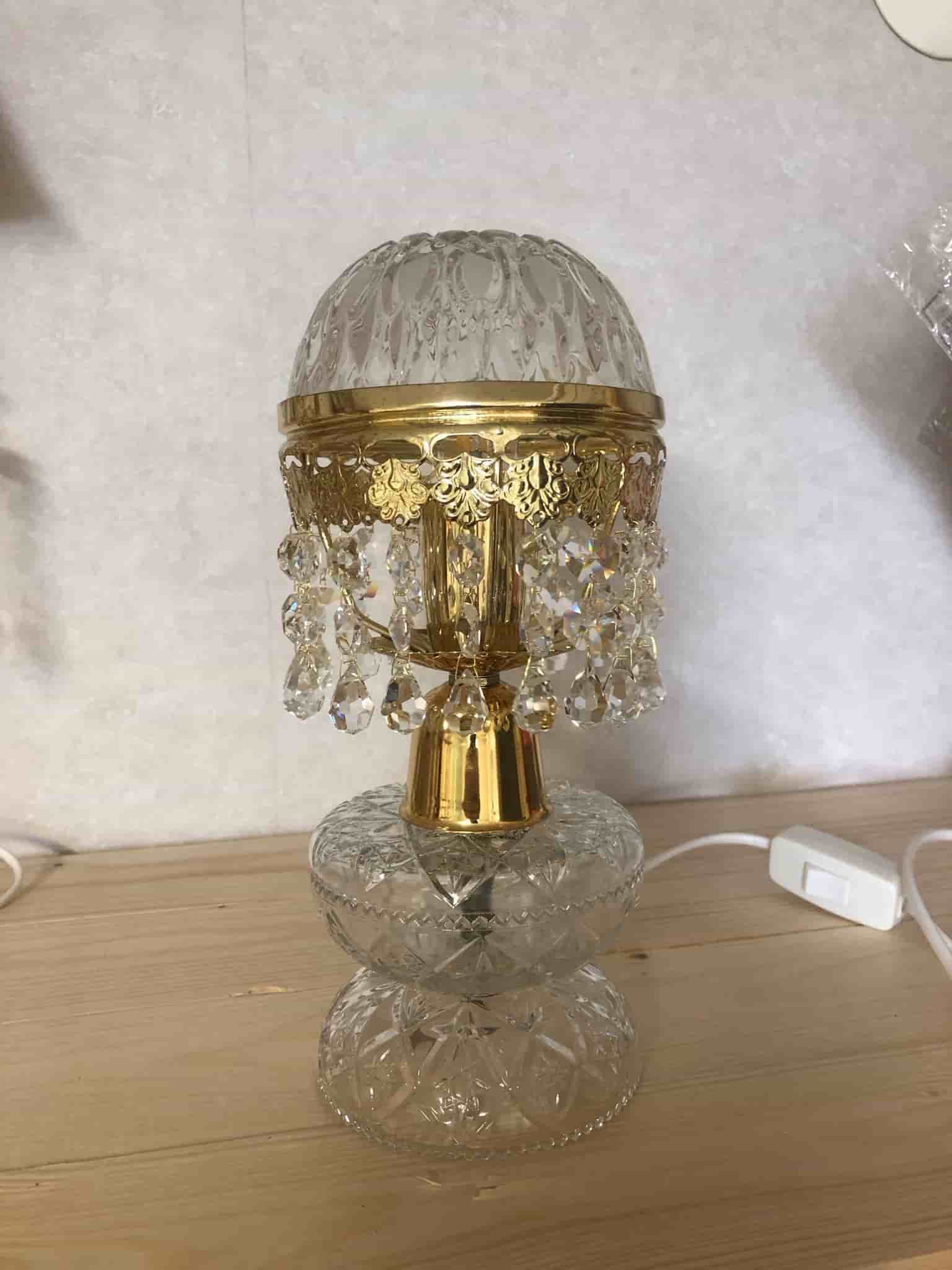 Kristalllampa med gulddetaljer