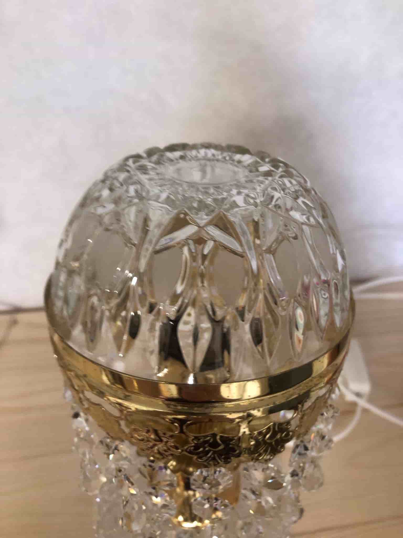 Kristalllampa med gulddetaljer
