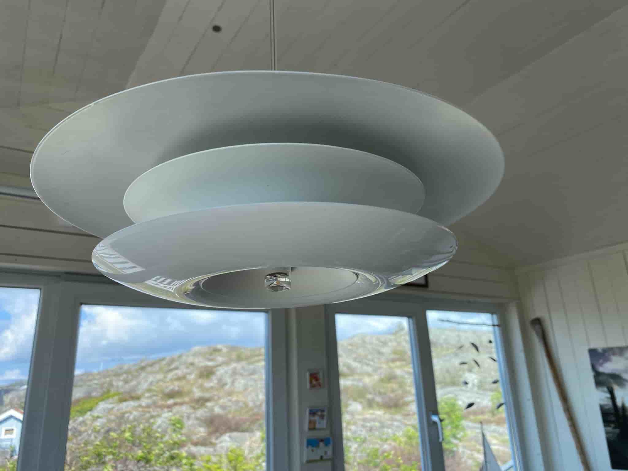 Eclipse 30 cm tefats taklampa i vit metall Belid med 4 skärmar