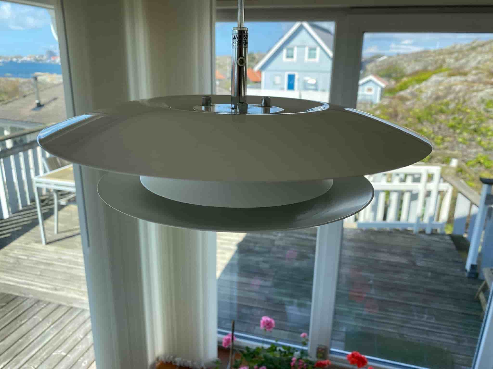 Eclipse 30 cm tefats taklampa i vit metall Belid med 4 skärmar
