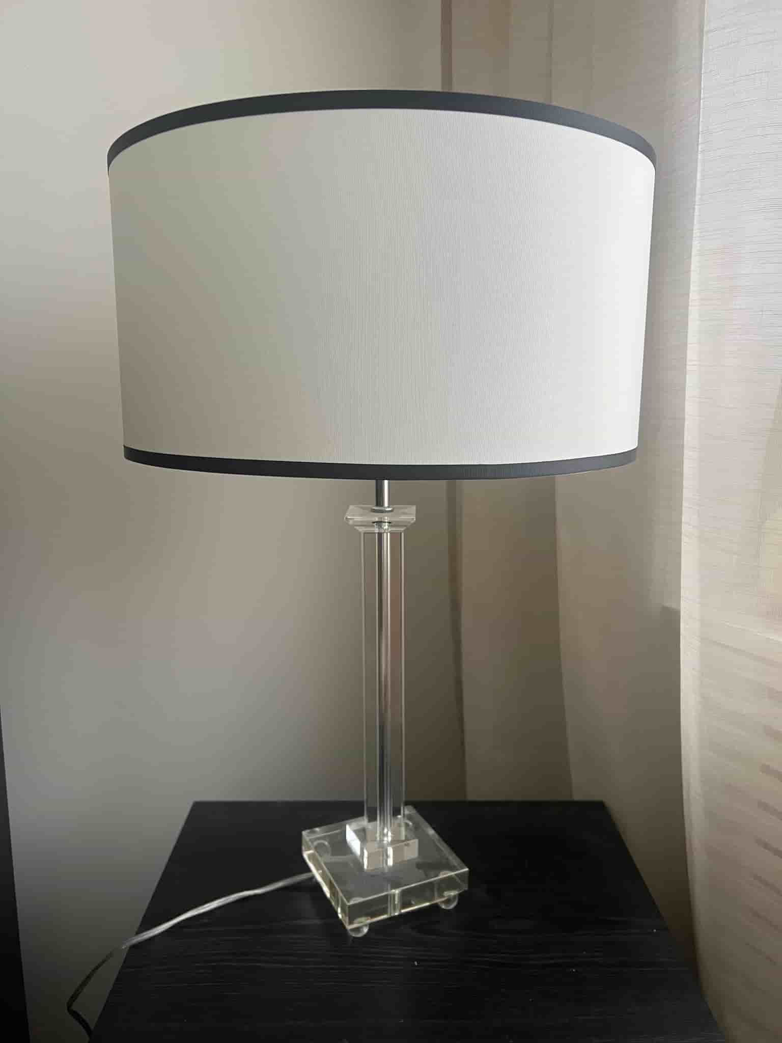 Bordslampa med vit skärm och transparent fot