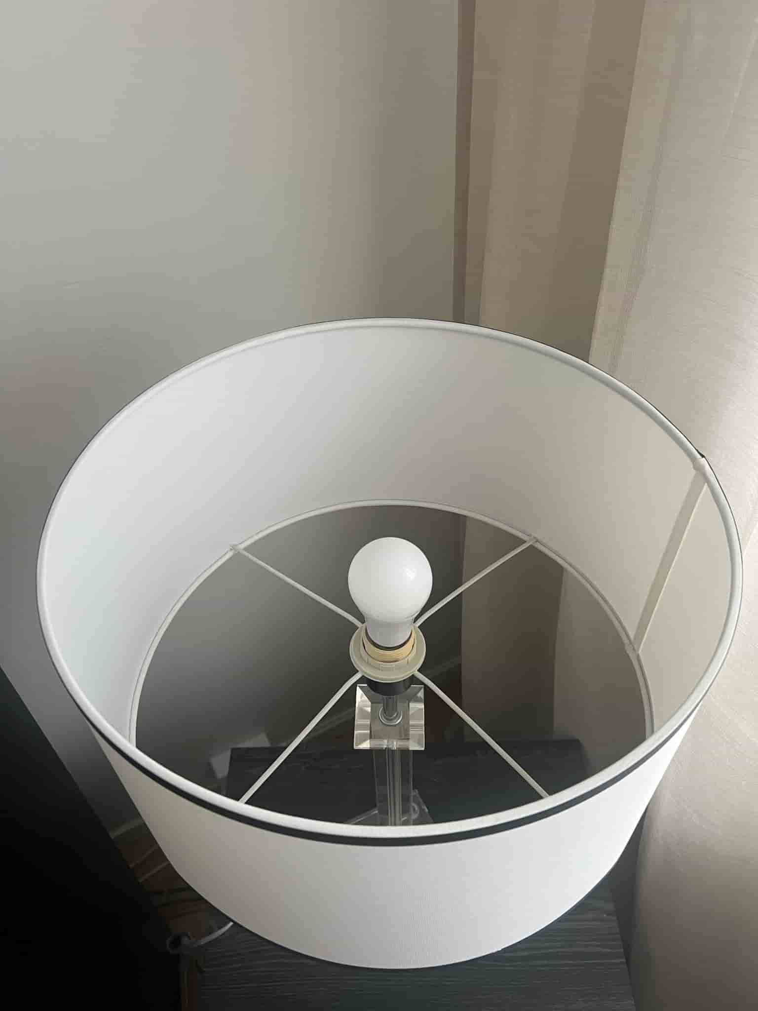 Bordslampa med vit skärm och transparent fot