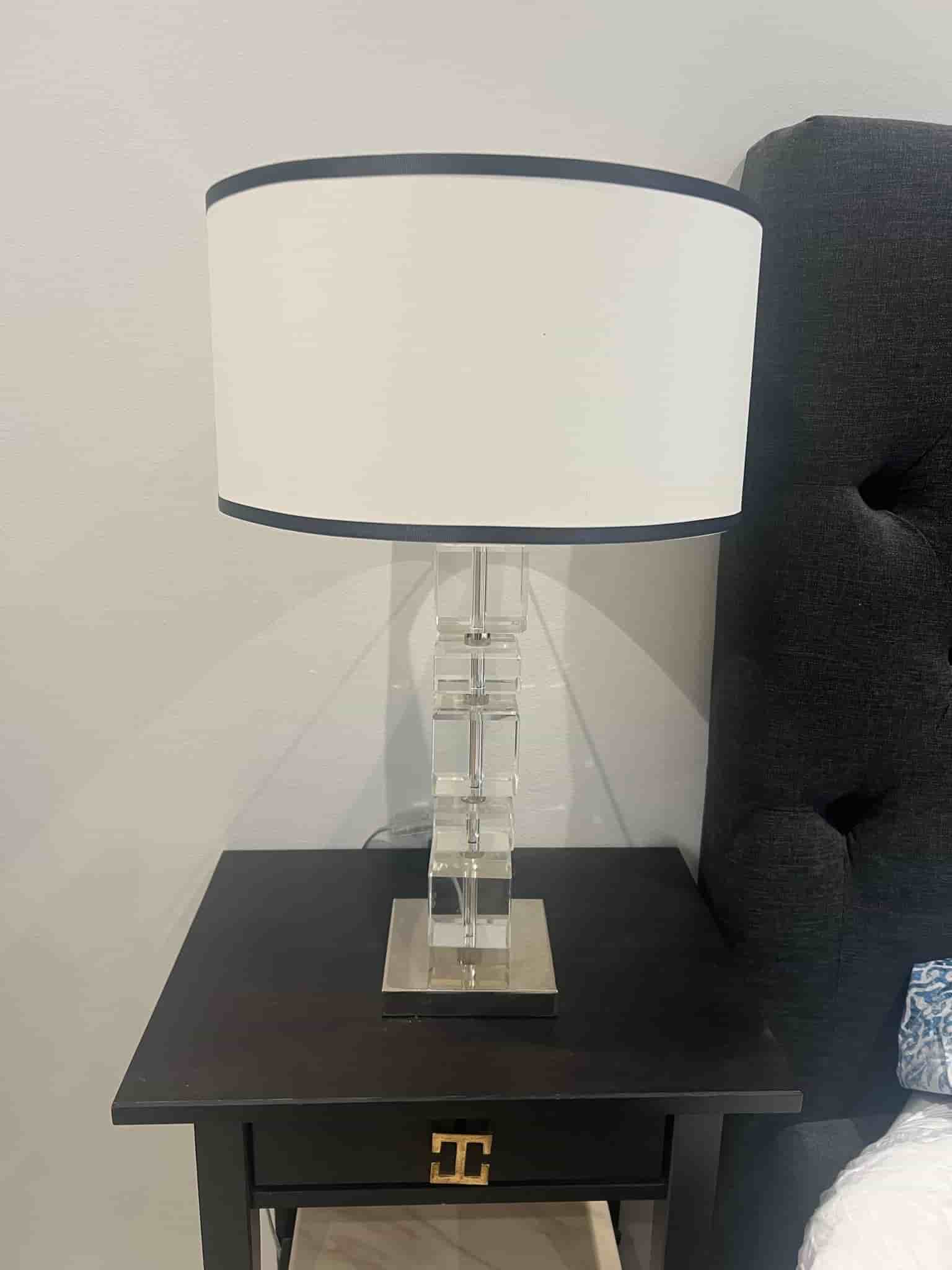 2st Bordslampor med kristallfot och vit lampskärm