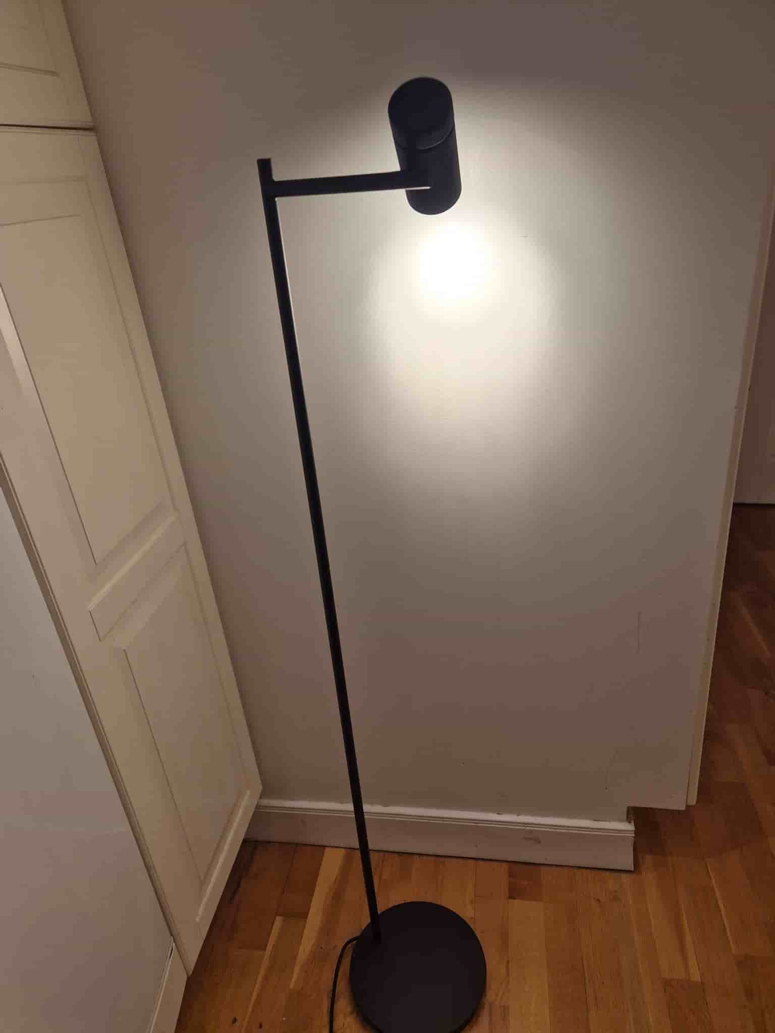 Golvlampa i svart metall