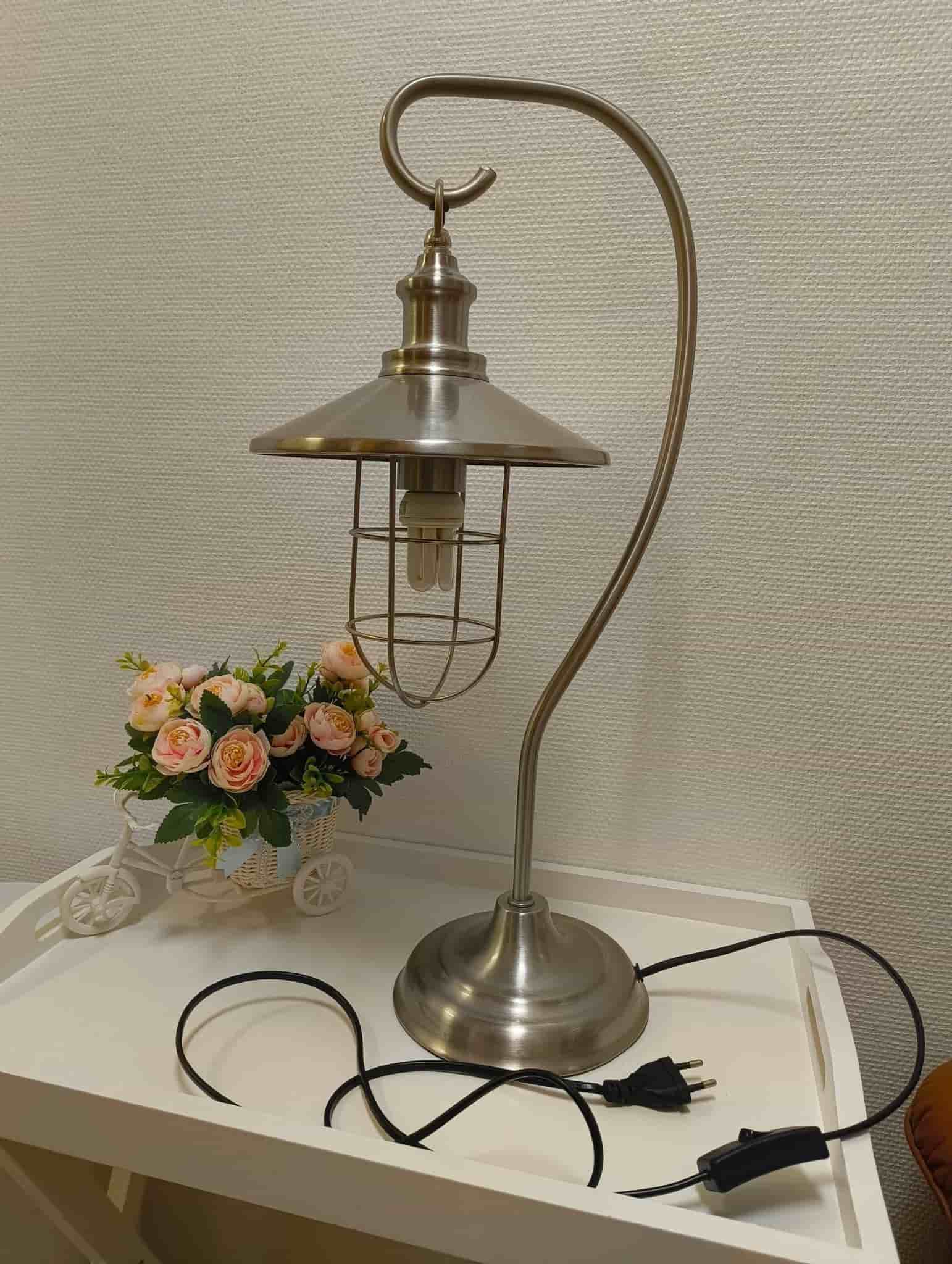 Bordslampa i industriell stil