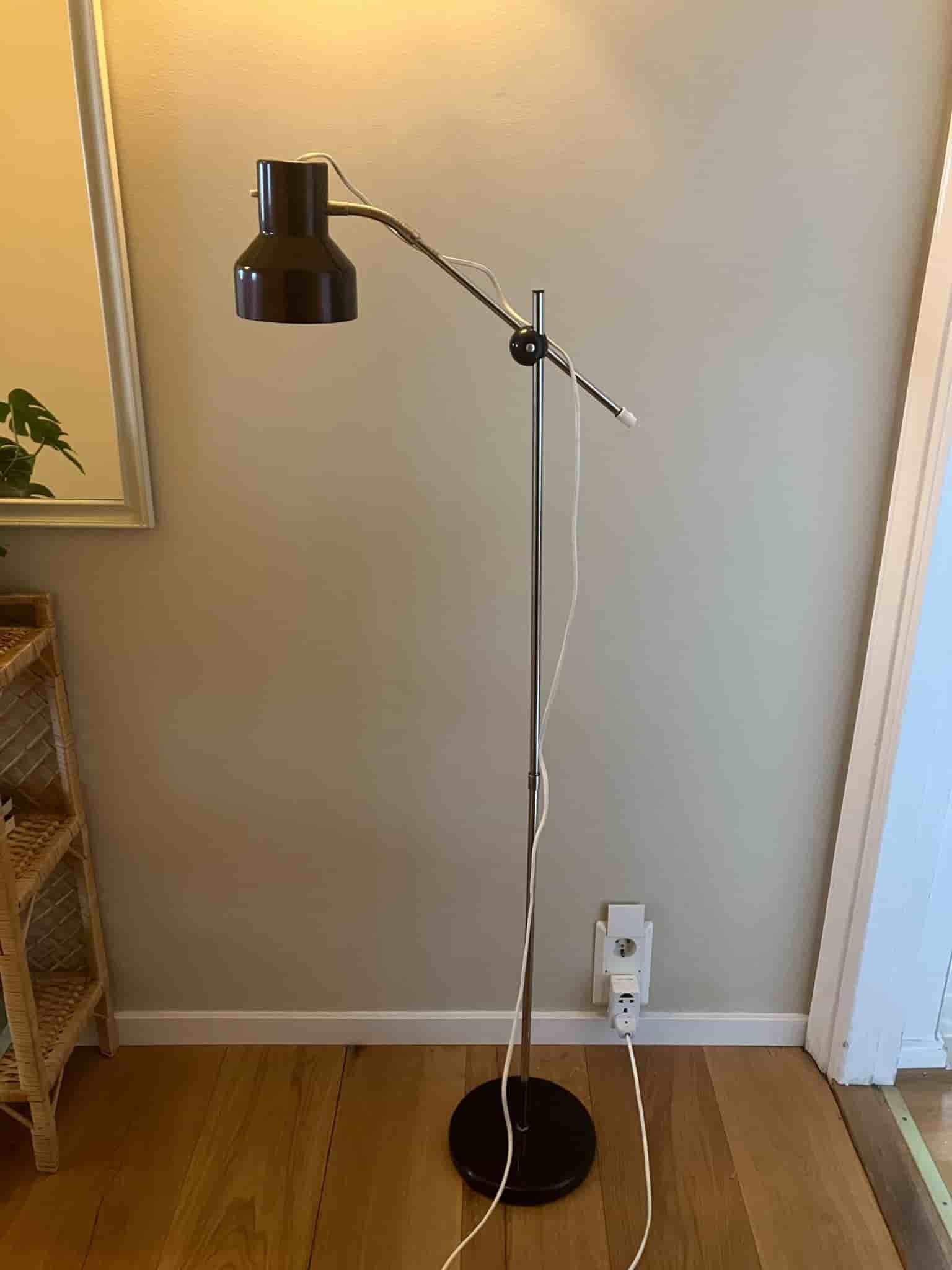 Retro golvlampa 70-tal vinröd metall – justerbar arm – vintage