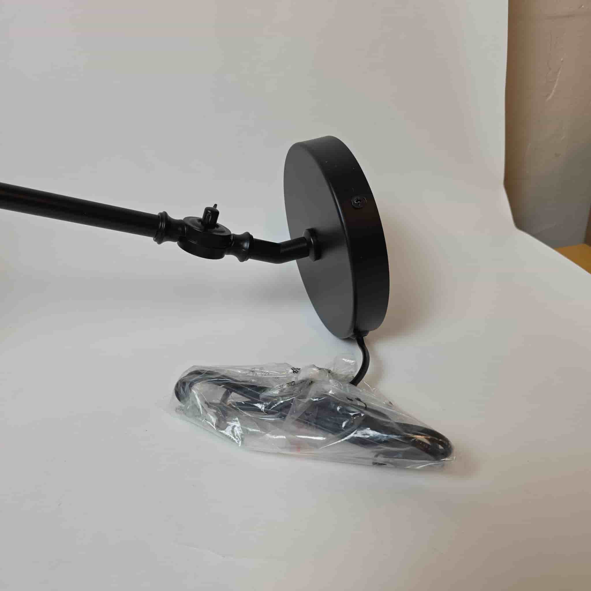 Vägglampor, ett par i svart metall, justerbar arm