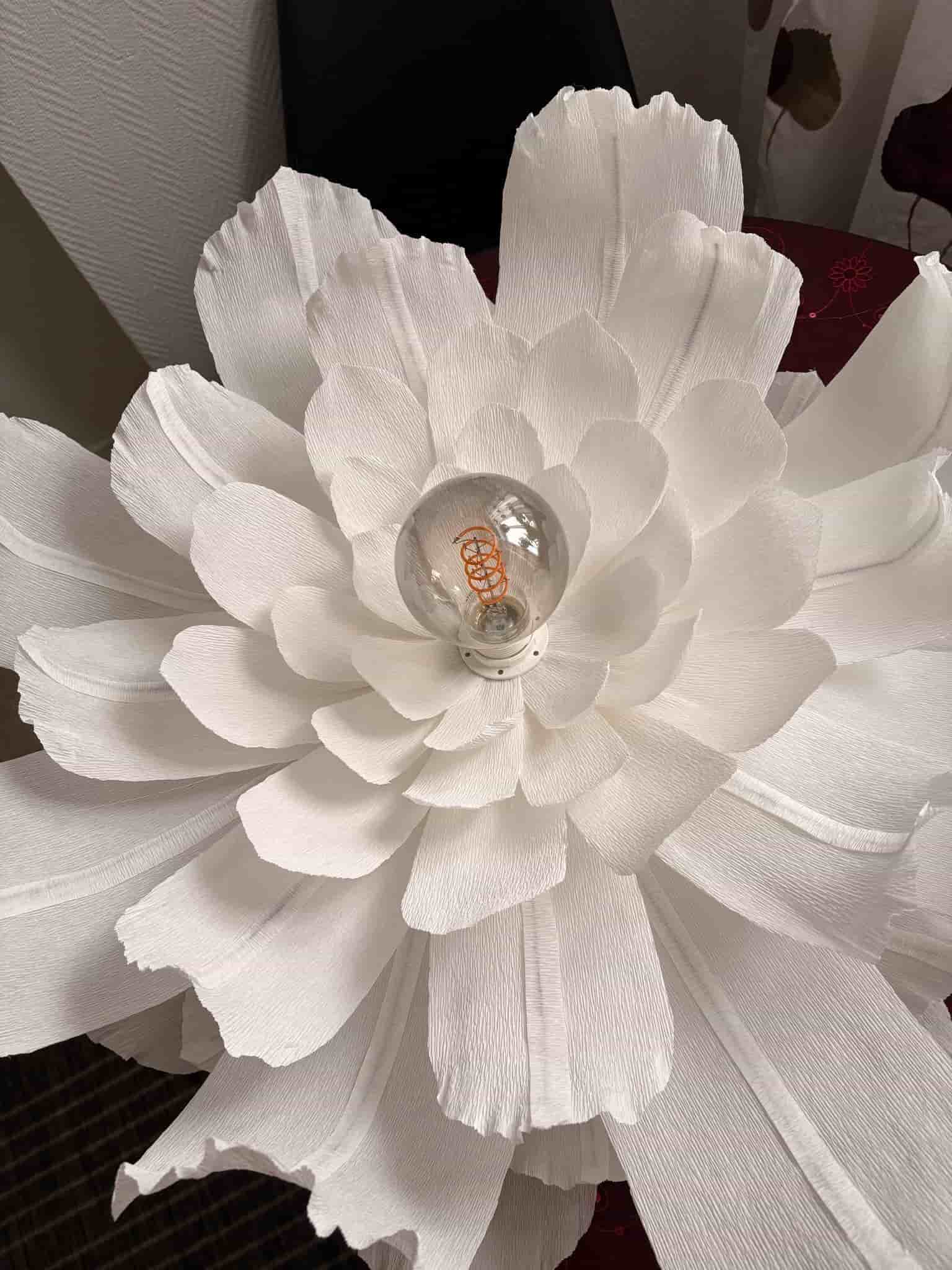 Vit blomlampa kort auktion