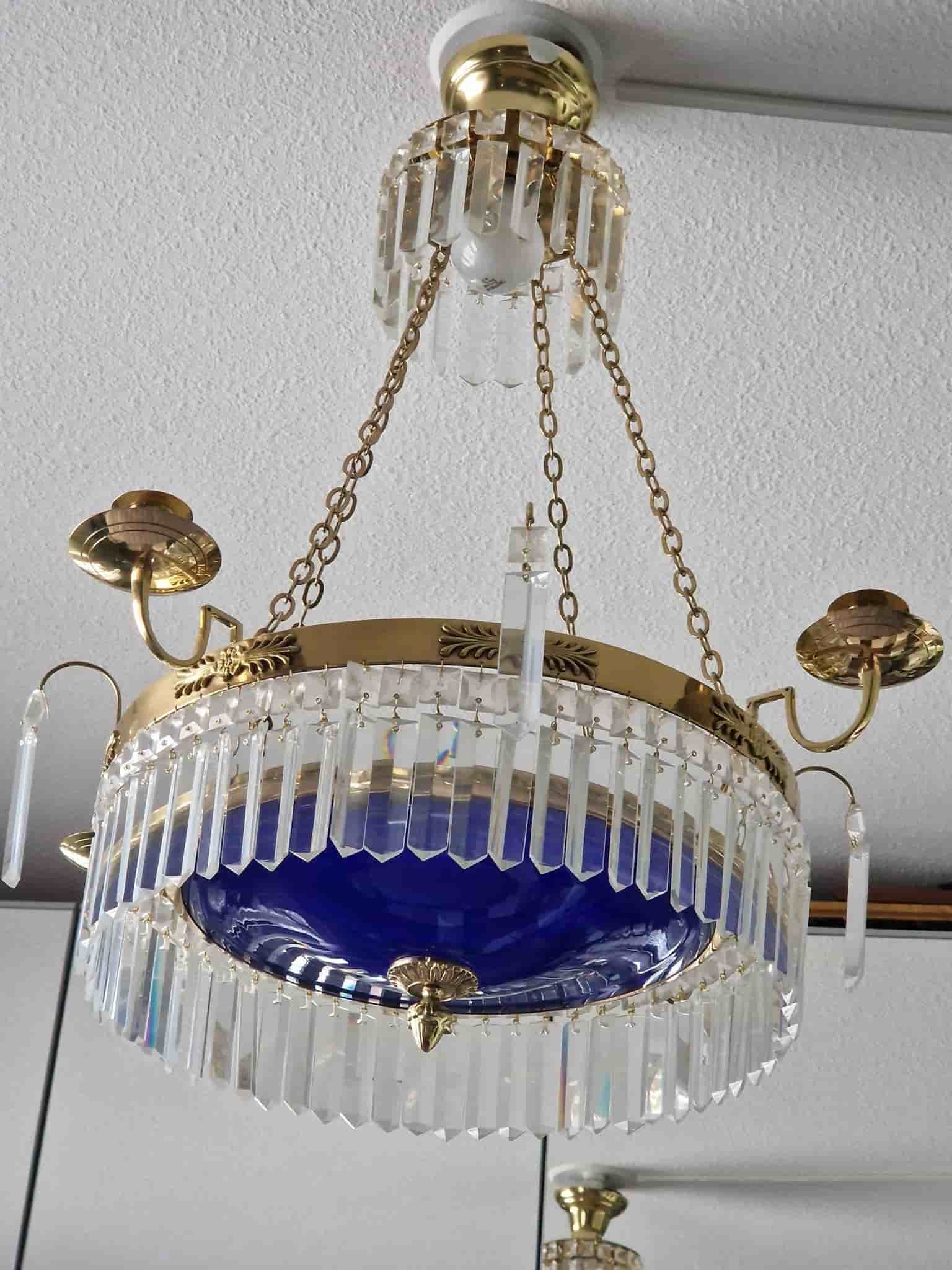 Taklampa i mässing med prismor och blå glasskål