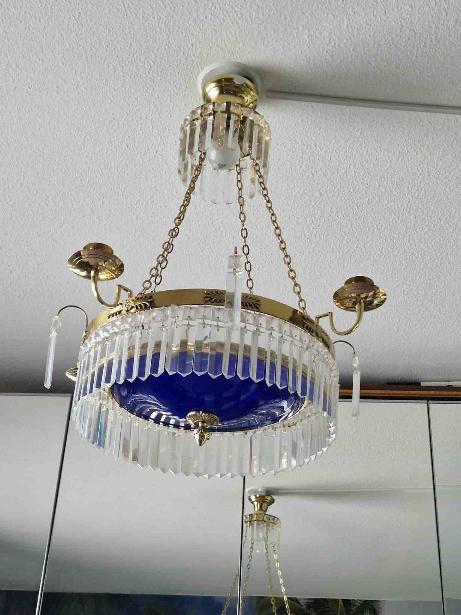 Taklampa i mässing med prismor och blå glasskål