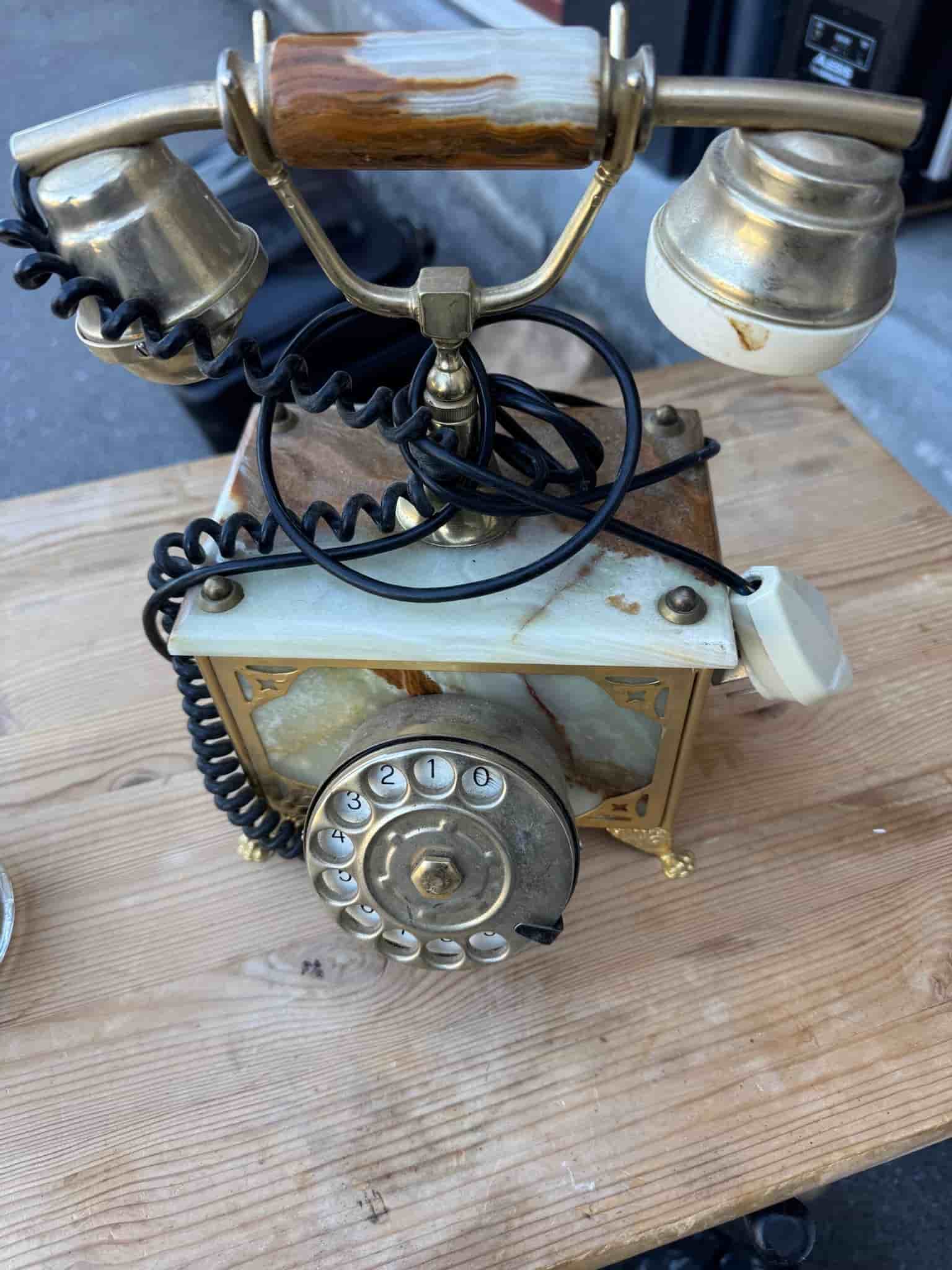 Retro telefon i marmor och mässing med fingerskiva