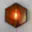 Vägglampa i hexagonform