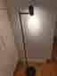 Golvlampa i svart metall