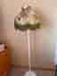 Golvlampa med mönstrad skärm