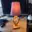 Bordslampa i trädesign med lila sammetsliknande lampskärm - Cottex Sweden