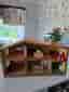 Gammalt Retro LUNDBY SMÅLAND Dockskåp – Helt Möblerat m. Originalmöbler