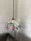Taklampa i Tiffany-stil med rosmotiv