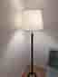 Golvlampa med vit lampskärm