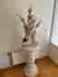 Golvlampa med staty och blomformade lampkupor