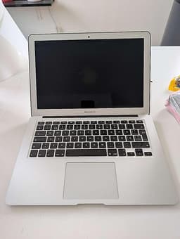 MacBook Air 13” (Early 2015) – i5, 8 GB RAM, fungerar br