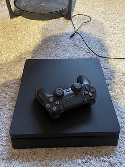 PlayStation 4 slim (ps4), handkontroll, spel och Laddkabel