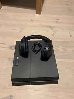 En Playstation 4 med trådlösa hörlura och 5 st cd skivor