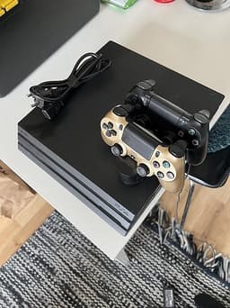Playstation 4 med två kontroller och laddstation