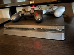 playstation 4 + två handkontroller