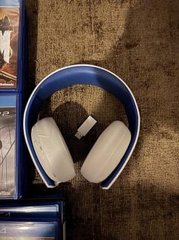 PS4, 2 kontroller och Playstation hörlurar med 30 spel till