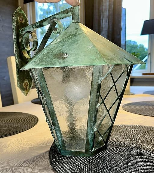 Vacker utelampa i ärgad äkta koppar