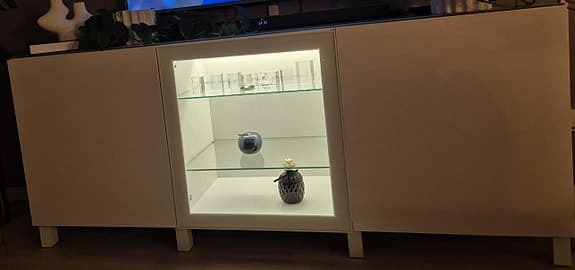 Byrå BESTÅ  från Ikea 180×42×74 mglasskiva och ledbelys