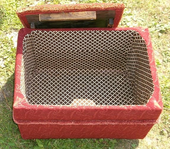 Sypuff Vinröd Pall Förvaring för sybehör, garn mm På V