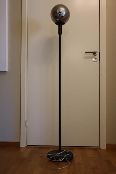 Golvlampa i rökfärgat glas