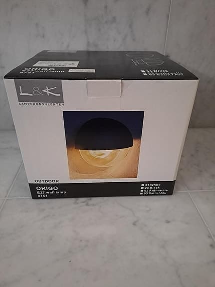 En oanvänd vacker Origo utomhus väggbelysning - vit