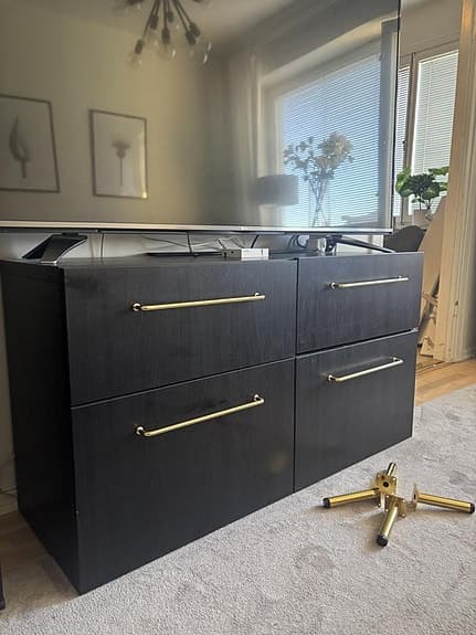 Svart byrå / TV-bänk med 4 lådor & guldhandtag