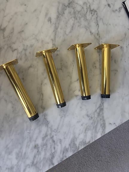 Svart byrå / TV-bänk med 4 lådor & guldhandtag