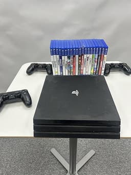 Playstation 4 PRO 1 TB + 3 handkontroller