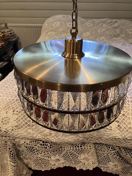 kristallampa med mässingskupa