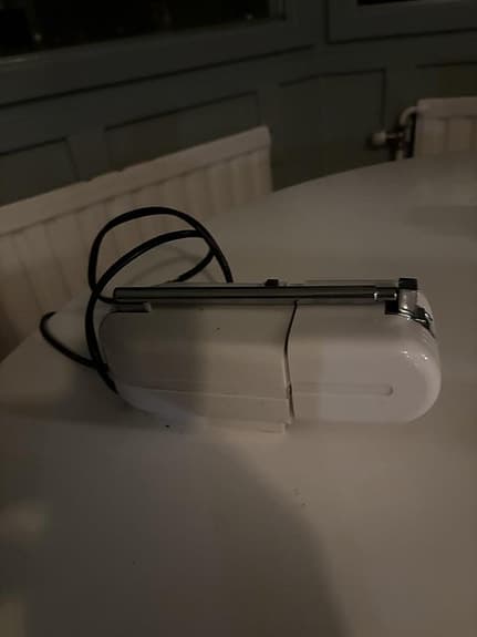 Hopfällbar retrobordslampa i vit plast och krom – 70-tal