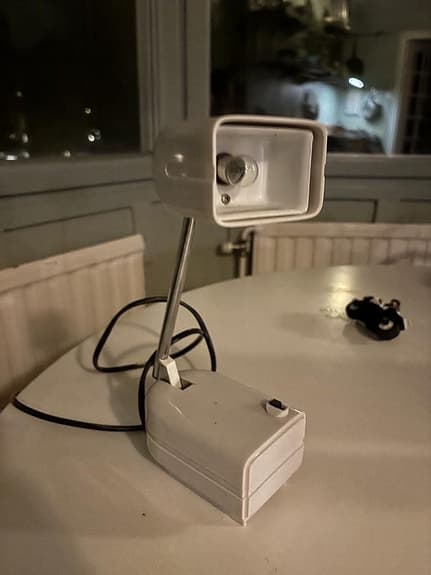 Hopfällbar retrobordslampa i vit plast och krom – 70-tal